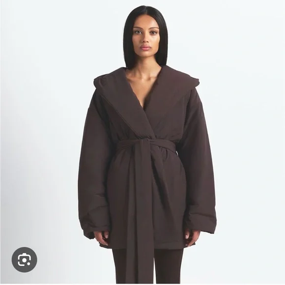 NWOT Nike x Skims Woven Nylon Wrap Coat in Phoenix Size Small - Picture 2 of 5